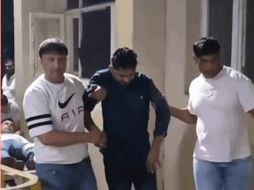 ₹5 करोड़ फिरौती मांगने वाले बदमाशों का एनकाउंटर:सोनीपत में 3 अरेस्ट, 2 को लगी गोली; किडनैप कर व्यापारी की बनाई थी अश्लील VIDEO