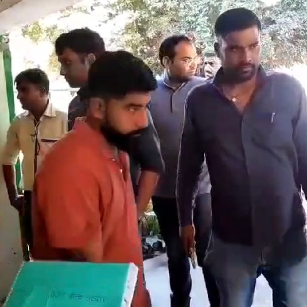 बिजनौर के शिक्षक बच्चे को स्कूल में बंद कर गए:3 घंटे बाद IAS ने सुना रोना, अब होगी कार्रवाई