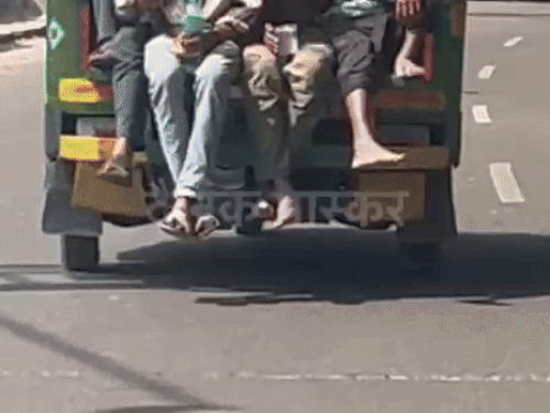 लुधियाना में पुलिस के दावों की हवा निकली:  चलते ऑटो में सरेआम छलकाए जाम, वीडियो हुआ वायरल – Ludhiana News