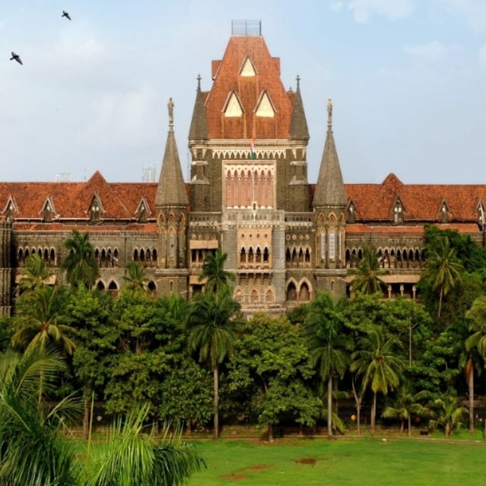 बॉम्बे हाईकोर्ट ने निचली अदालत के दो जज बर्खास्त किए:एक रिश्वत लेने का दोषी, दूसरा जांच में जब्त ड्रग्स का इस्तेमाल कर रहा था