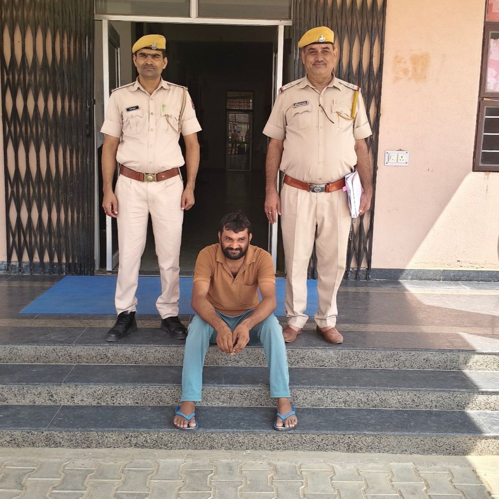 झुंझुनूं में वनकर्मियों पर जानलेवा करने का आरोपी गिरफ्तार:पुलिस ने दबिश देकर पकड़ा; जब्त गाड़ी को छुड़ा कर ले गए थे