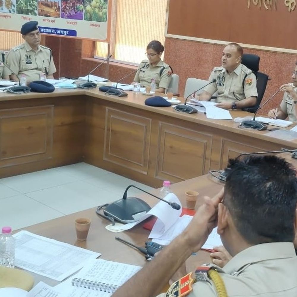 डीसीपी वैस्ट ने ली क्राइम मीटिंग:डीएसटी को स्पेशल एक्ट में करें अधिक कार्रवाई,थानाधिकारी पेडिंग केस पर जल्द से जल्द काम कर उसे पूरा करें