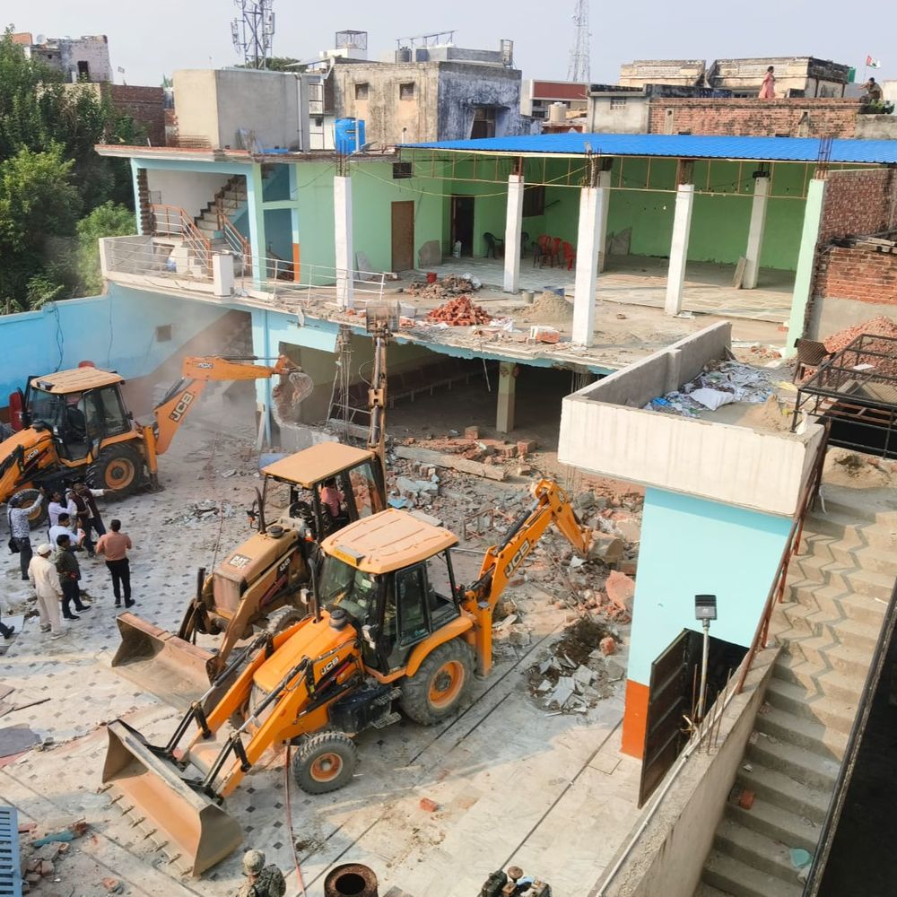 बरेली में बुलडोजर के साथ पुलिस का रूट मार्च:दिनभर गरजा योगी का बुलडोजर, रात में निकला रूट मार्च