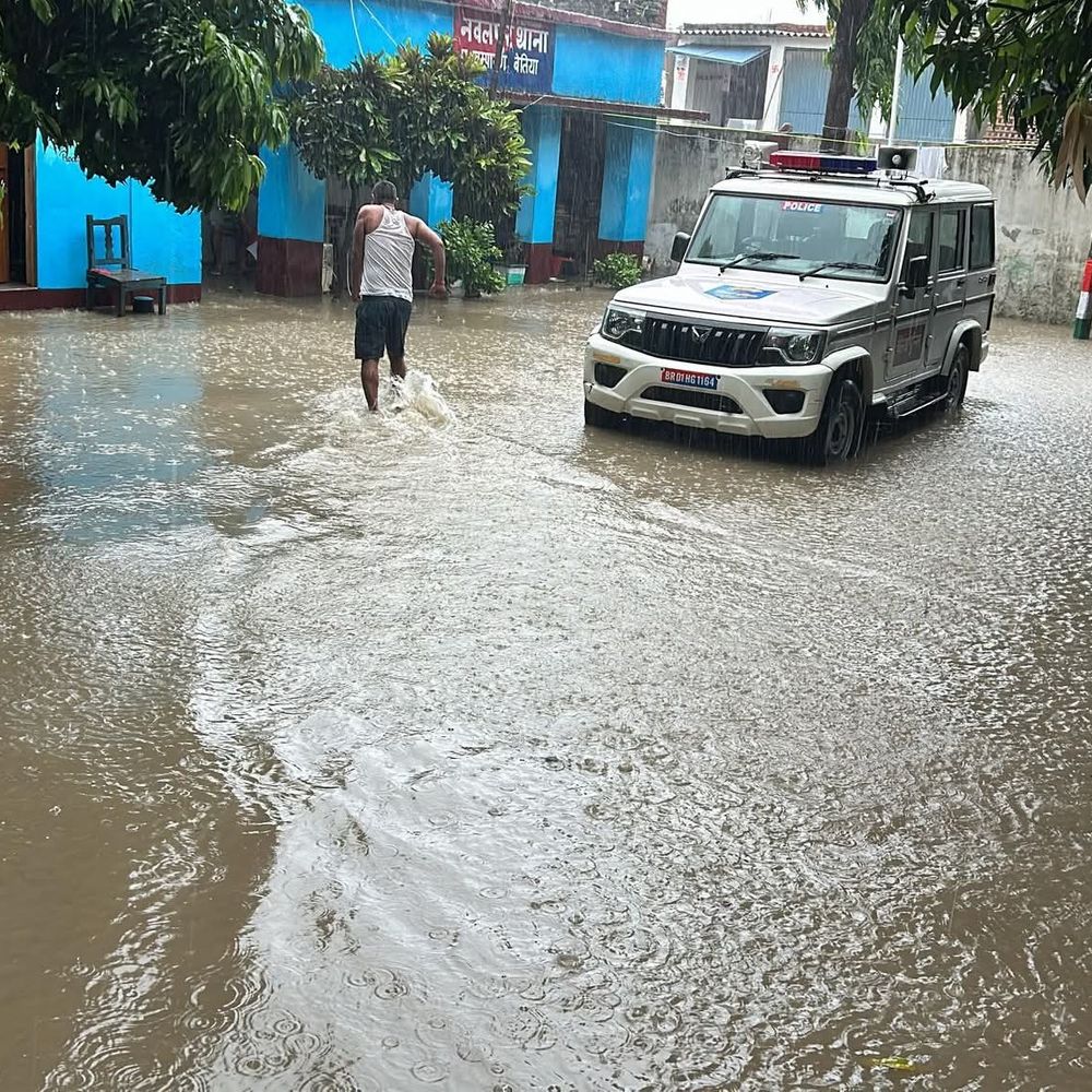 बेतिया में बारिश के बाद कई इलाकों में जलजमाव:स्कूल, थाना समेत 100 से अधिक मोहल्ले प्रभावित, बिजली आपूर्ति भी ठप