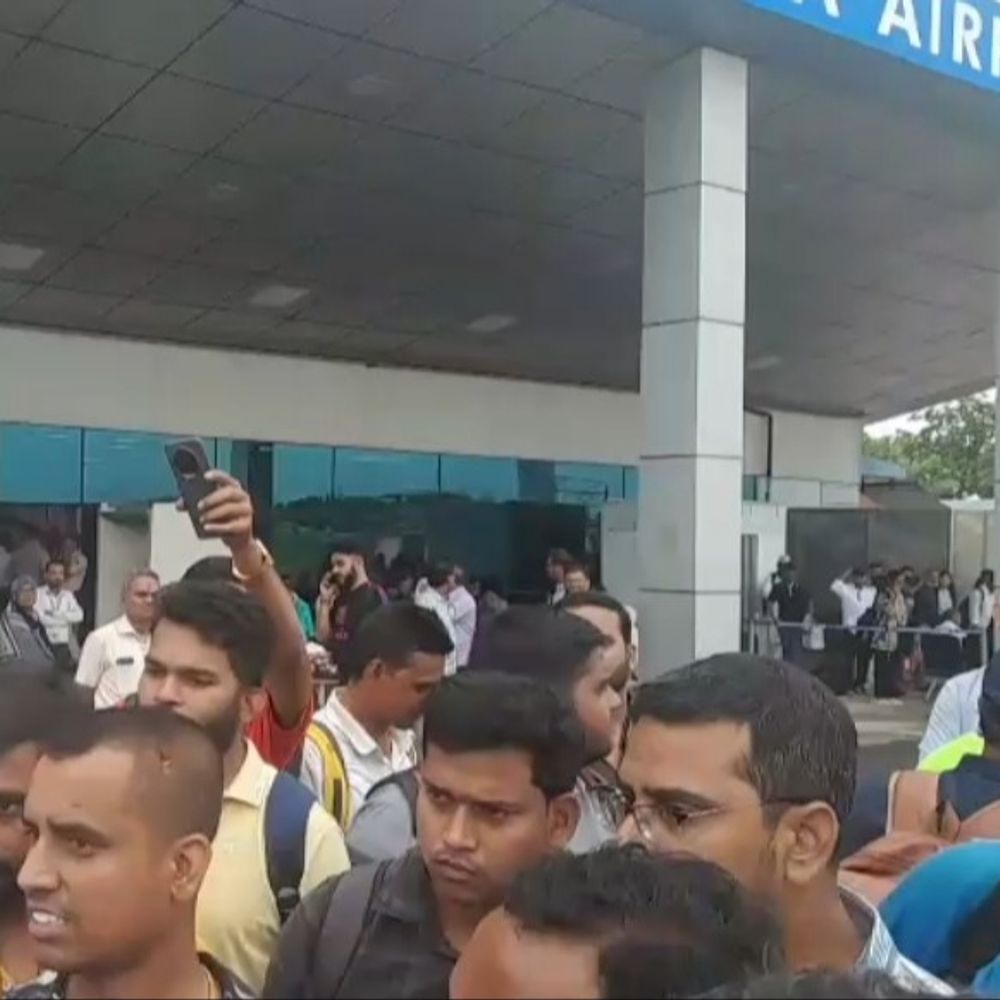 दिल्ली की फ्लाइट रद्द, दरभंगा एयरपोर्ट पर यात्रियों का हंगामा:प्लेन के इंजन से पक्षी टकरा गई थी, यात्रियों ने कहा- हमें दोपहर से फंसाकर रखा
