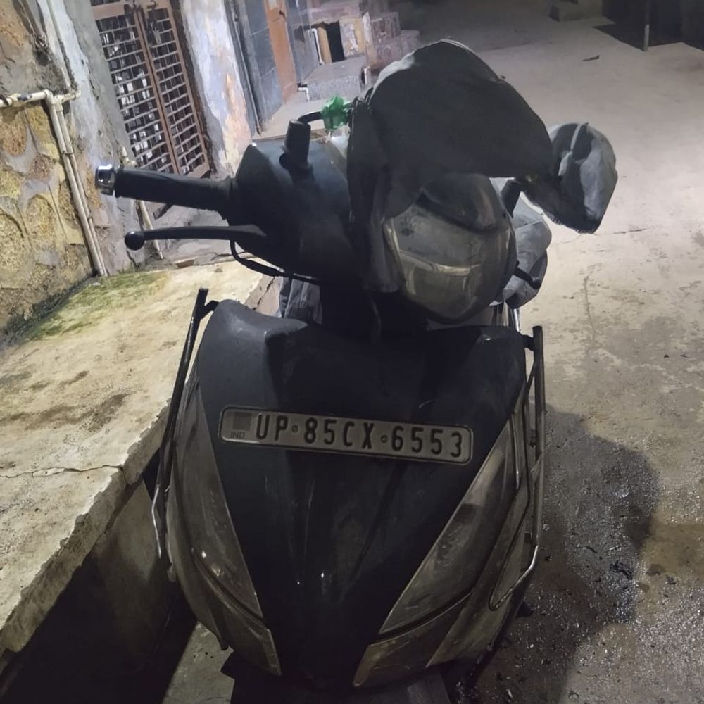 मथुरा में खड़ी स्कूटी में लगी आग:10 मिनट में जलकर खाक, पुलिस जांच में जुटी