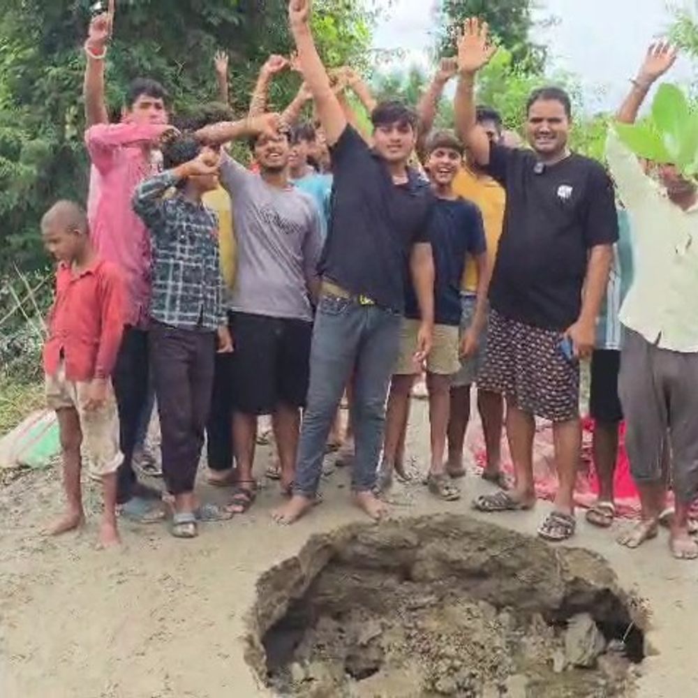 गोपालगंज में माधोमठ के पास पुलिया क्षतिग्रस्त:बाजार जानें के लिए 5-6 KM घूमना पड़ रहा,बड़े वाहनों का आवागमन बंद,ग्रामीणों का प्रोटेस्ट
