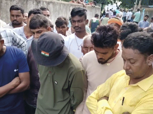 पलामू के बरसैता गांव में महिला की संदिग्ध मौत:  मायके वालों का आरोप- तकिए से मुंह दबाकर की हत्या, पति ने कर ली है दूसरी शादी – Palamu News