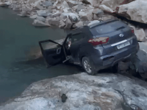 केदारनाथ से लौट रहे यात्रियों की कार नदी में गिरी:एक की मौत, NDRF ने 5 लोगों की बचाई जान; बाराबंकी-लखनऊ के रहने वाले