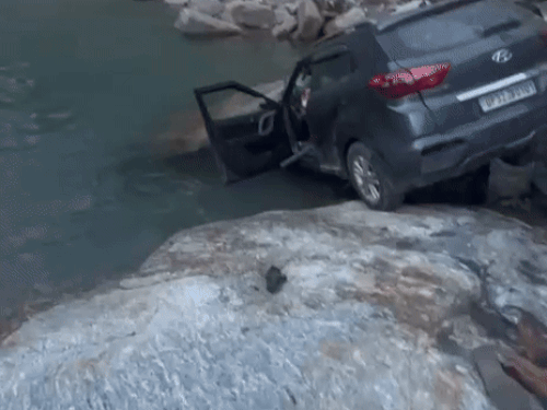 केदारनाथ से लौटते वक्त कार नदी में गिरी:एक यात्री की मौत, जवानों ने 5 लोगों की बचाई जान; अस्पताल में भर्ती