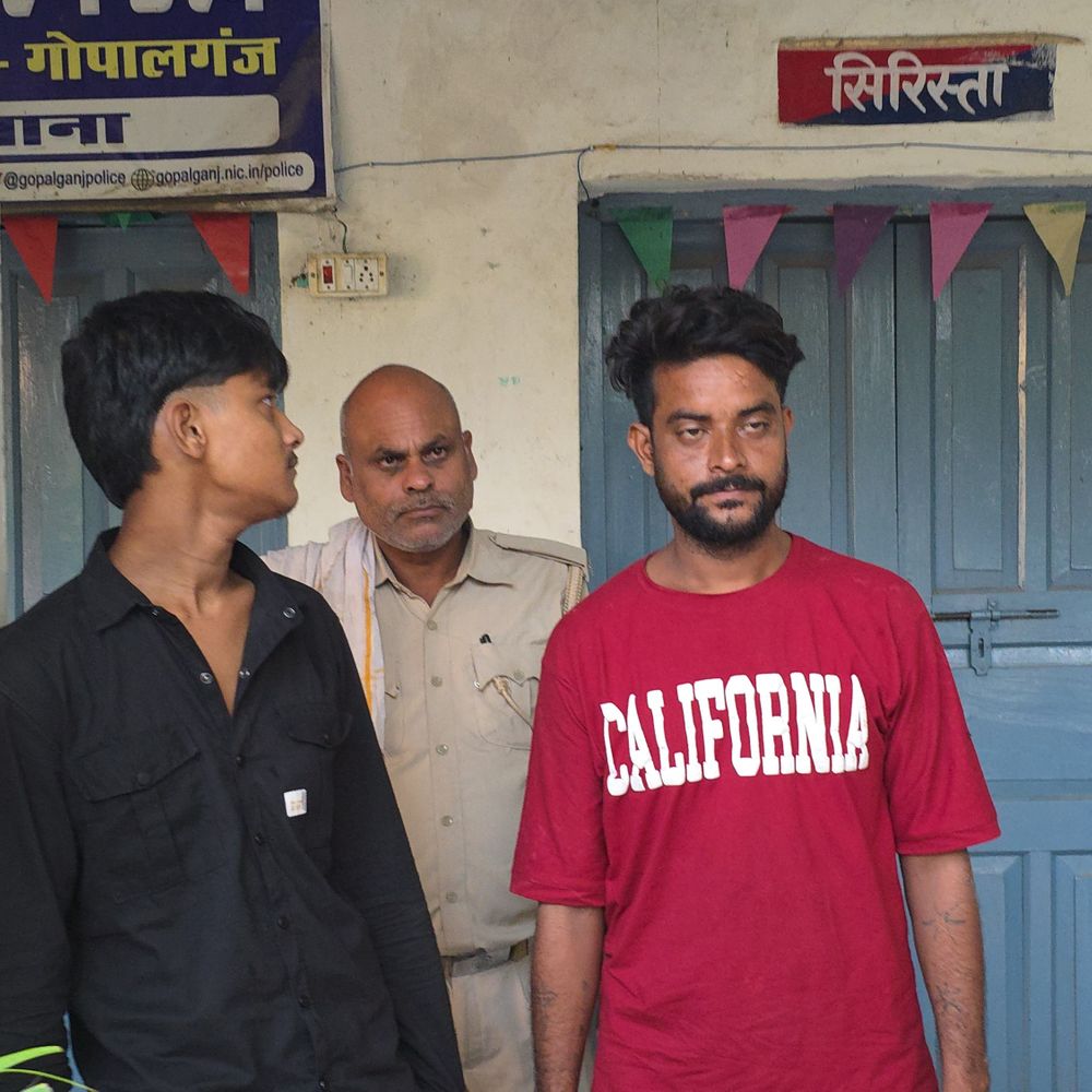 भोरे में दो दुकानों में चोरी का खुलासा:चार युवक गिरफ्तार, आरोपियों ने 2 नाबालिग शामिल, सामान और नगदी बरामद