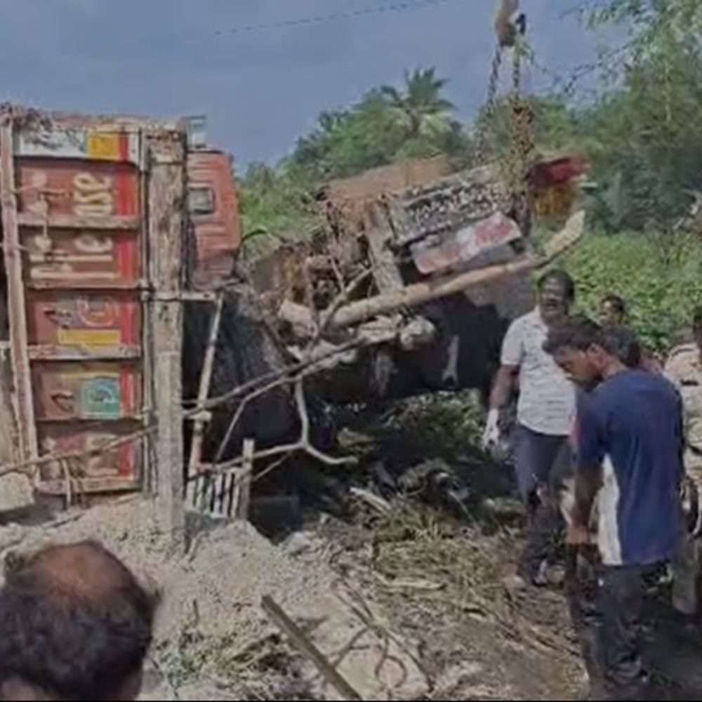 ई-बाइक में लगी आग, जिंदा जले दो युवक:  खंडवा में बस-ट्रक की भिंड़त के दौरान चपेट में आई; बचाने तक का मौका नहीं मिला – Khandwa News