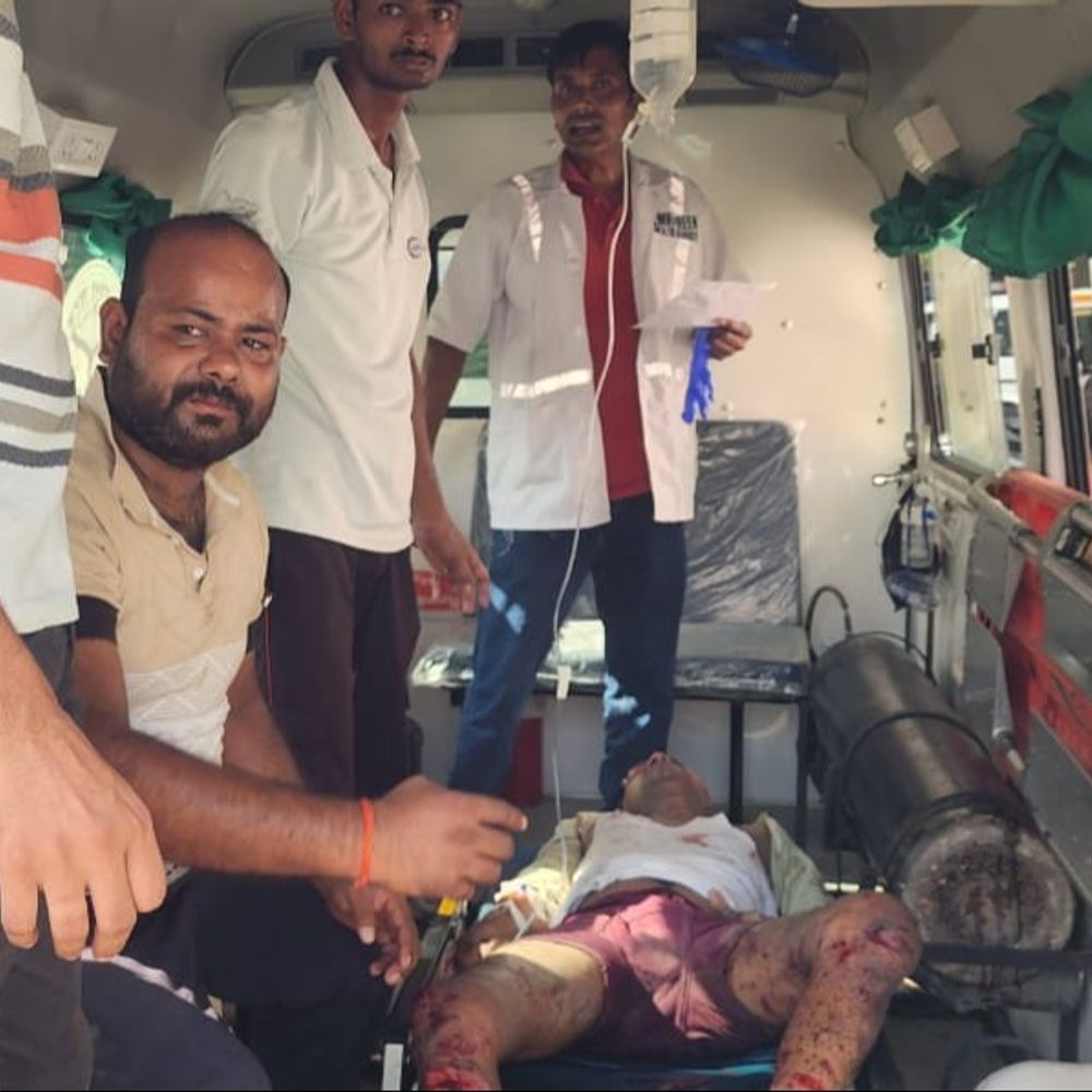 अयोध्या के बीकापुर में जोरदार धमाका:एक युवक की मौत, दो गंभीर रूप से घायल; दो मकान हुए धराशायी
