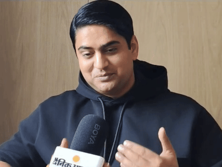 बॉलीवुड सिंगर अमित मिश्रा ने रवि किशन की मिमिक्री की:गोरखपुर में बोले- CM योगी ने गोरखपुर को बदल दिया; इश्क मंजूर गाना सुनाया