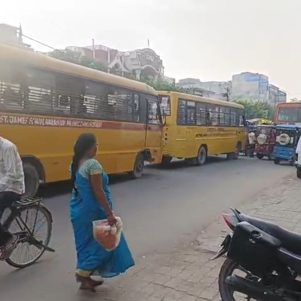 हरदोई में भीषण जाम, स्कूली वाहन घंटों फंसे:लखनऊ रोड पर नवीन गल्ला मंडी में आवक से यातायात बाधित