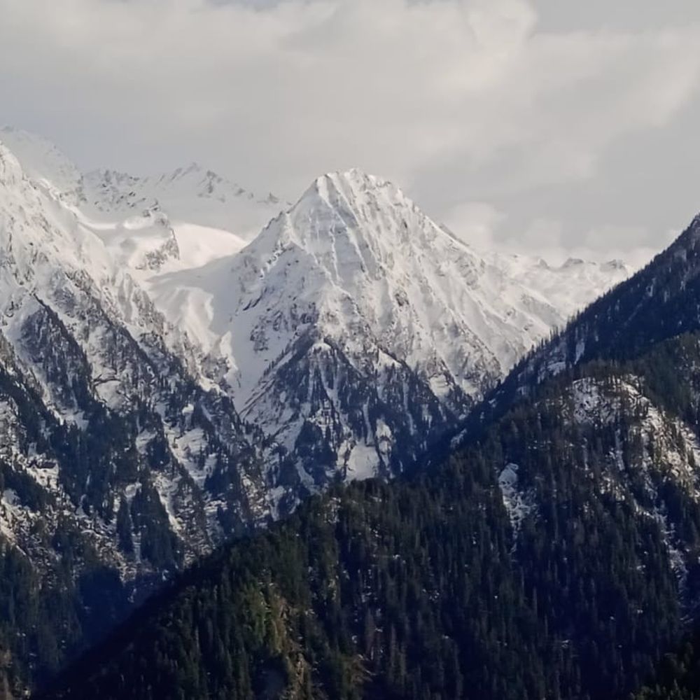 भरमौर में सीजन की पहली बर्फबारी:  क्षेत्र को जोड़ने वाले दर्रों पर हिमपात, तीन दिन तक भारी बारिश का भी अलर्ट – Bharmour News