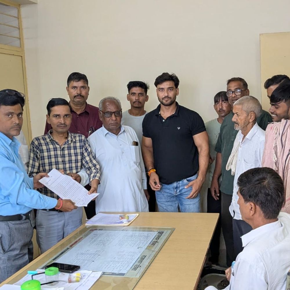 सैंपऊ में कब्रिस्तान भूमि से अवैध कब्जा हटाने की मांग:दुकानों से सड़क बार-बार जाम, एसडीएम को ज्ञापन सौंपा