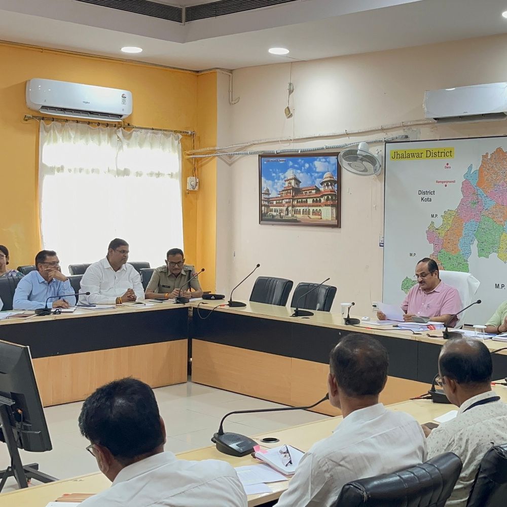 प्रशासन की पहल; दीपावली पर लगेंगे शुद्ध मिठाई के स्टॉल:स्थानीय उत्पादों को दिया जाएगा बढ़ावा, कलेक्टर बोले-जर्जर स्कूल भवन गिराएं