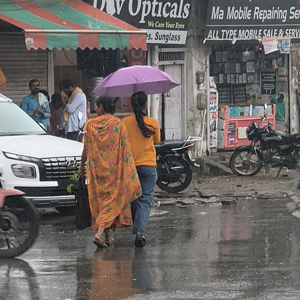 मथुरा में एक घंटे हुई तेज बारिश:नालियां चोक होने से सड़कों पर आया पानी, कई इलाकों में जलभराव