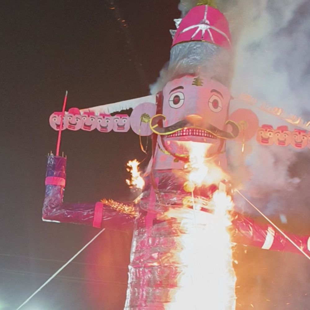 पहली बार 21 फीट ऊंचे रावण के पुतले का दहन:नीमच के इंदिरा नगर में बच्चों की झांकी बनी आकर्षण; विजेता को दिया पुरस्कार