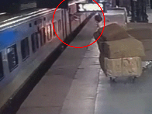 लुधियाना में चलती ट्रेन के नीचे आया बच्चा, VIDEO:प्लेटफॉर्म पर दौड़ती रही मां; पिता बोले- किसी ने धक्का दिया, पैर काटना पड़ा