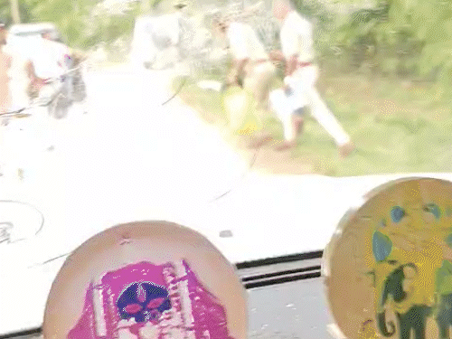 बंगाल के जलपाईगुड़ी में भाजपा सांसद पर हमला, सिर फूटा:बाढ़ पीड़ितों को राहत सामग्री बांटने गए थे; भीड़ का पथराव, नारे लगाए- वापस जाओ