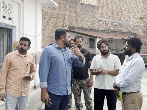 AAP विधायक ने सीवरेज बोर्ड का जेई फटकारा,VIDEO:अमोलक बोले- फोन नहीं उठाता, अवा-तवा बोलता है, DC को कॉल कर कहा- इसे सस्पेंड कर दो