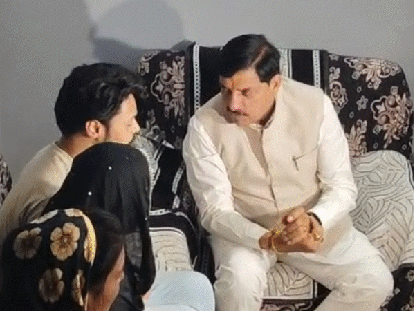 MP के ड्रग कंट्रोलर को हटाया, तीन अफसर सस्पेंड:कफ सिरप पीने से 16 बच्चों की मौत हुई; छिंदवाड़ा में परिजन से मिले सीएम