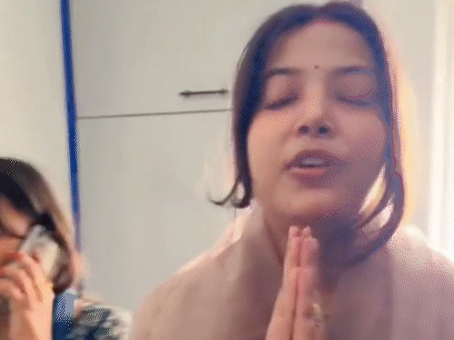 पवन सिंह की पत्नी बोलीं- यहां से मेरी अर्थी उठेगी:लखनऊ पुलिस को लौटाया, रातभर फ्लैट में रहीं, एक्टर नहीं आए