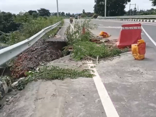 मोतिहारी में NH-28A का हिस्सा धंसा, आवागमन प्रभावित:बारिश से सिकरहना नदी उफान पर, किसानों की चिंता बढ़ी