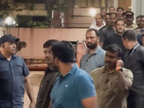 नन्ही भतीजी से मिलने अस्पताल पहुंचे सलमान खान:55 साल बाद खान परिवार में जन्मी बेटी; दादी सलमा और हेलेन भी दिखीं बेहद खुश