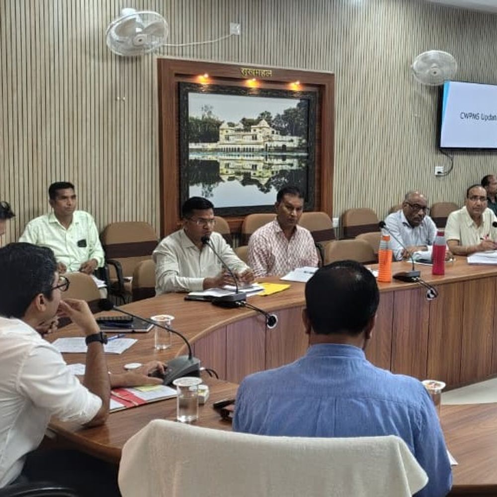 कलेक्टर बोले-लापरवाही बर्दाश्त नहीं, अधूरे काम तुरंत करें:समीक्षा बैठक में पेयजल परियोजनाओं की धीमी गति पर नाराजगी जताई