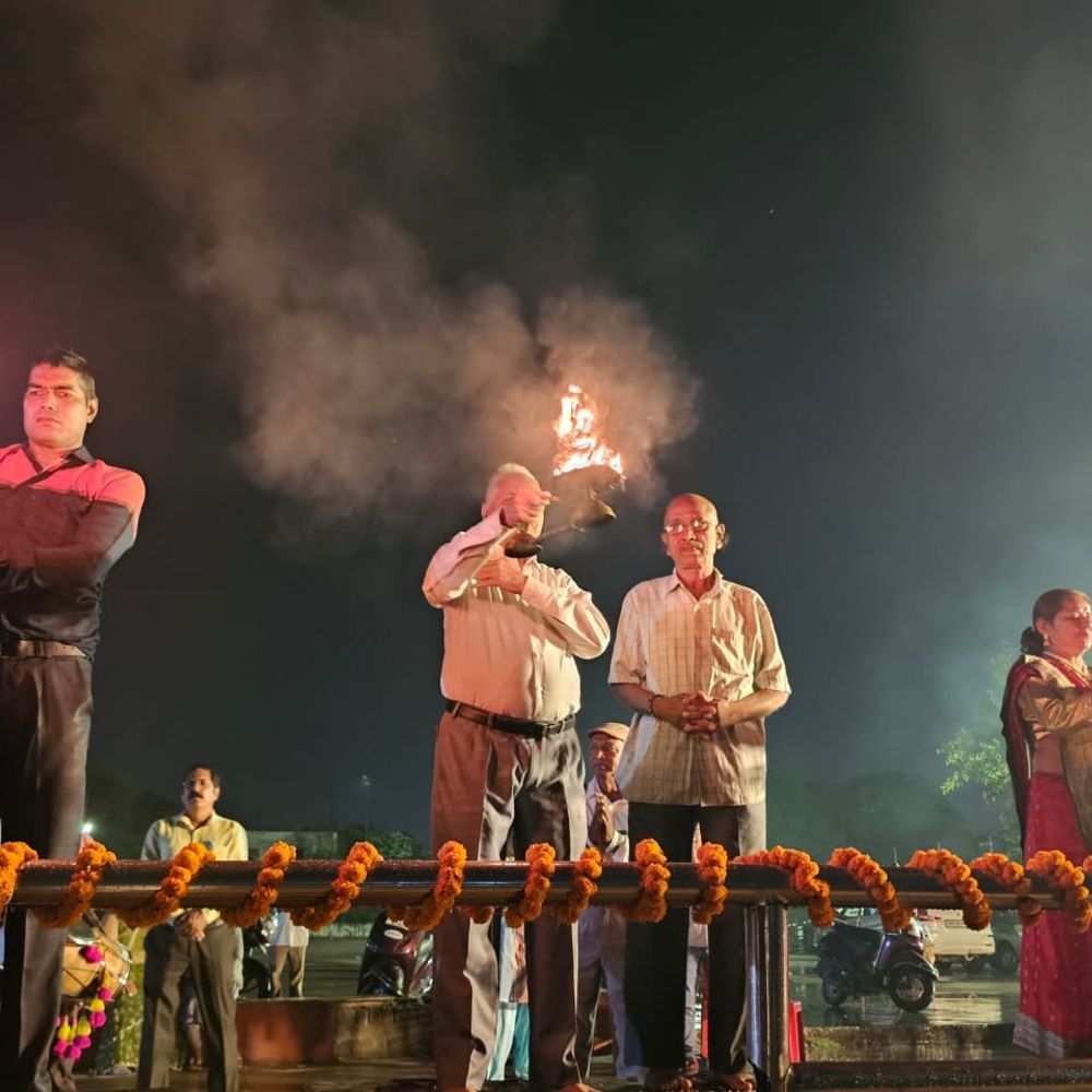 सनातन महासभा ने लखनऊ में गोमती महाआरती की:शरद पूर्णिमा पर झूलेलाल वाटिका में भव्य आयोजन