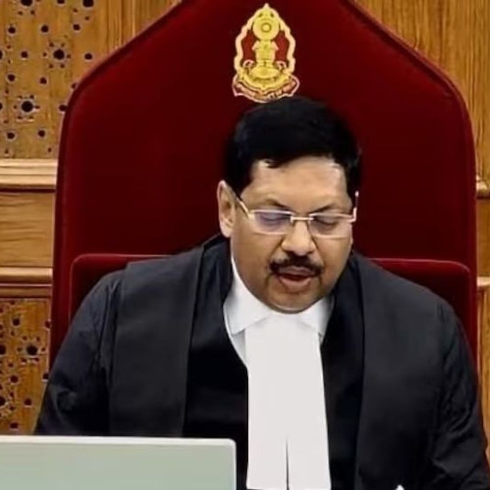 सुप्रीम कोर्ट में CJI गवई पर हमले की कोशिश:कोर्ट रूम में वकील ने जूता फेंका, नारा लगाया- सनातन का अपमान नहीं सहेगा हिंदुस्तान