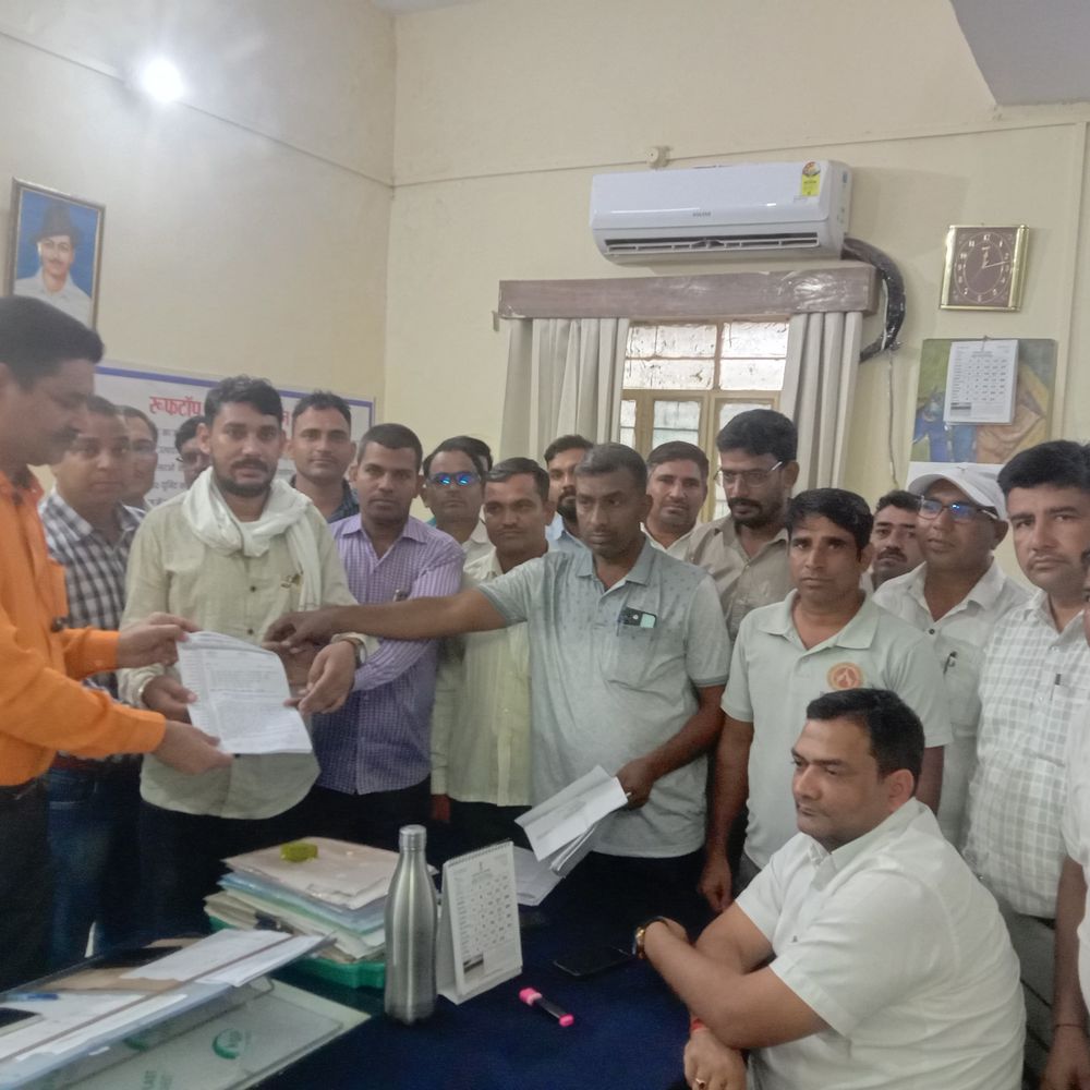 बिजली कर्मचारियों ने किया प्रदर्शन सौंपा ज्ञापन:15 अक्टूबर से अनिश्चितकालीन धरने की चेतावनी, सरकार से संवाद की मांग