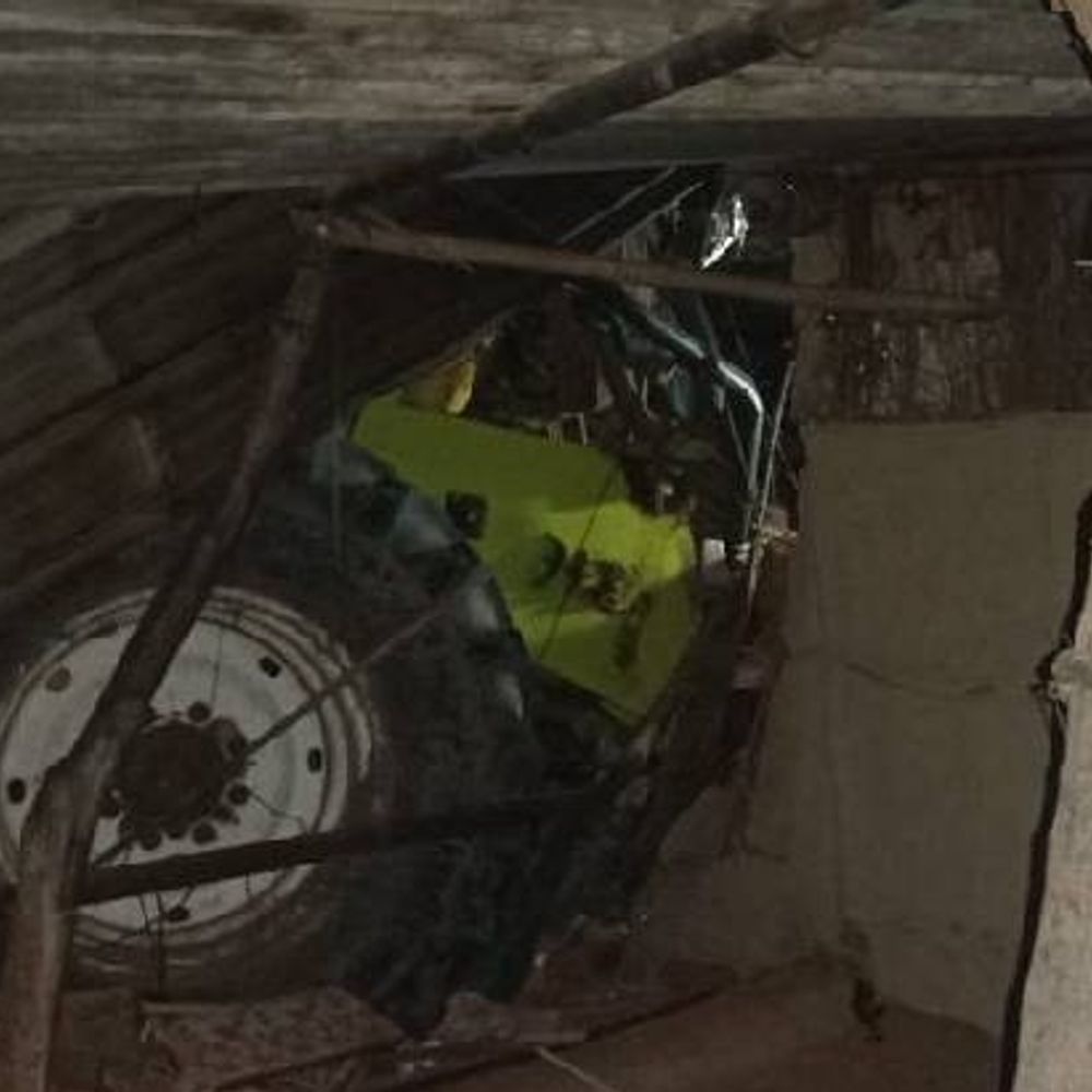 तेज रफ्तार हार्वेस्टर मकान में घुसा, चार घायल:झाबुआ जिला अस्पताल में भर्ती; इंदौर-अहमदाबाद हाईवे पर हादसा, चालक गिरफ्तार