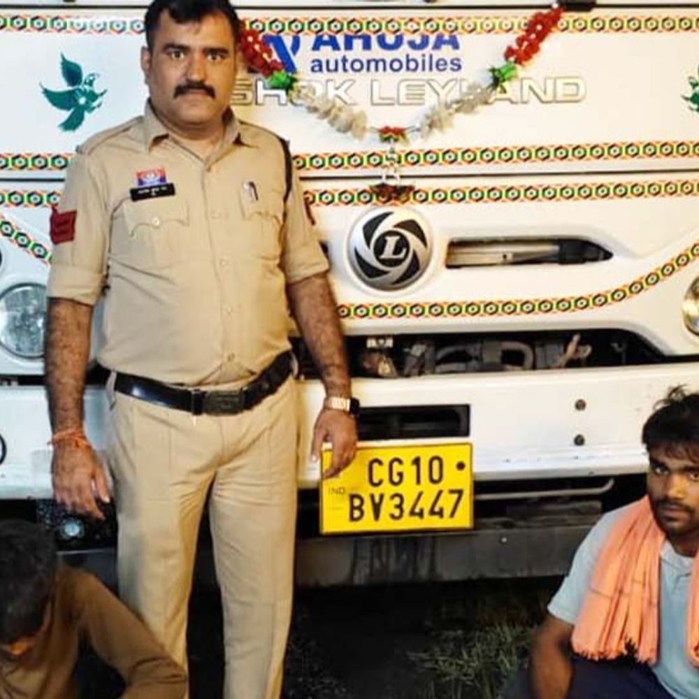 रायगढ़ में 6 लाख का अवैध स्क्रैप पकड़ाया:भाग रहे आरोपियों को पुलिस ने पीछा कर पकड़ा; सक्ती-जांजगीर के रहने वाले थे