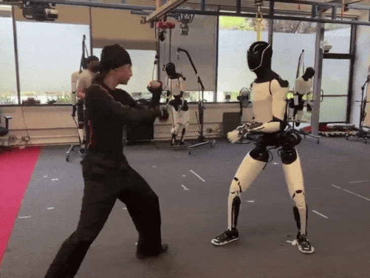 टेस्ला का रोबोट सीख रहा मार्शल आर्ट:ट्रेनर के साथ कुंग फू की प्रेक्टिस करते दिखा ऑप्टिमस, मस्क ने शेयर किया वीडियो