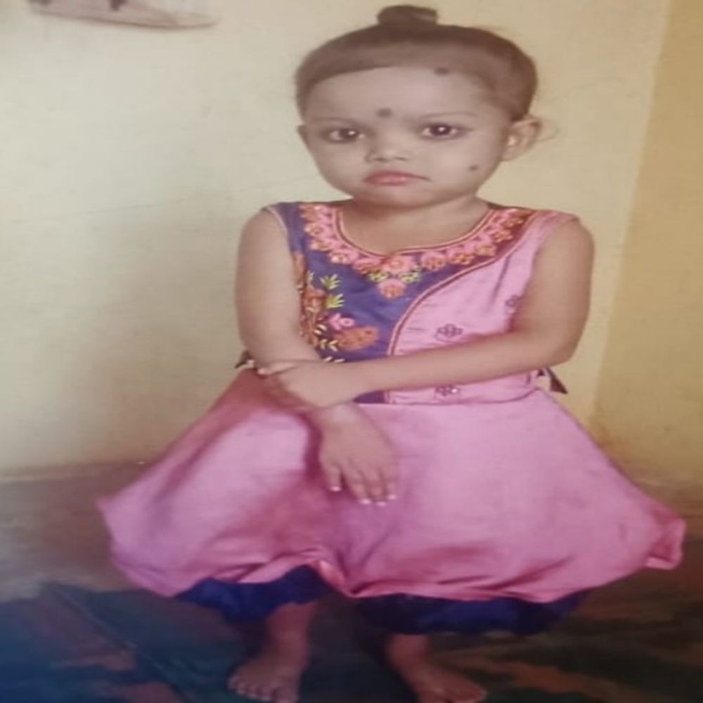 खेलते-खेलते तीन मंजिला मकान की छत से गिरी बच्ची, मौत:छह महीने पहले ही मां के साथ बिहार से आई थी, माता-पिता को पड़ोसी ने दी सूचना