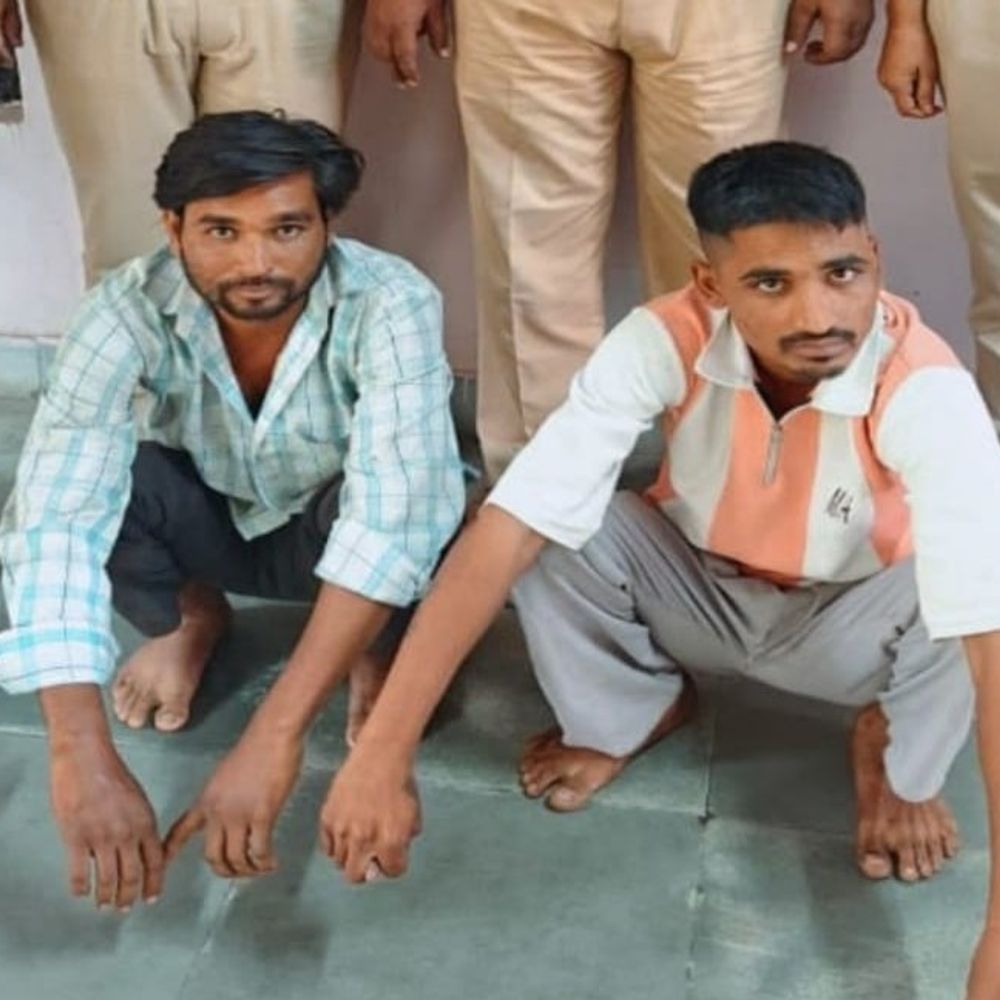लूट के 12 घंटे बाद बदमाश गिरफ्तार:फेरी वाले का मोबाइल लेकर भागे थे, सस्ते दामों पर दूसरे राज्यों में बेचते थे