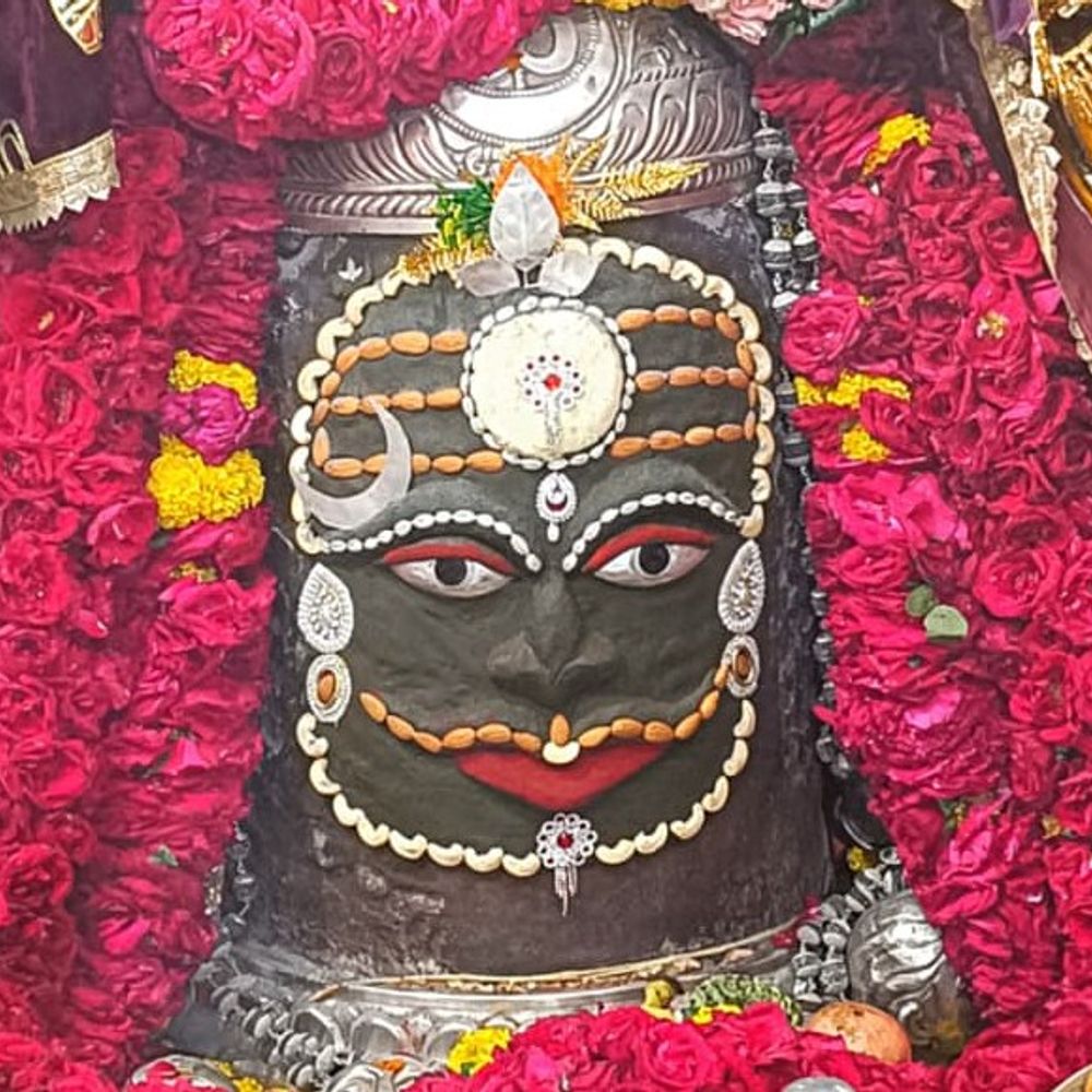 सोमवार भस्म आरती दर्शन:भगवान के मस्तक पर भांग,चंदन और त्रिपुण्ड अर्पित कर राजा स्वरूप श्रृंगार