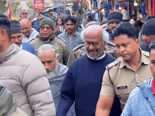 बद्रीनाथ धाम में पहुंचे सुपरस्टार रजनीकांत:ग्लैमर से दूर आध्यात्मिक पर निकले; सड़क किनारे पत्तल में खाना खाने की तस्वीरें वायरल