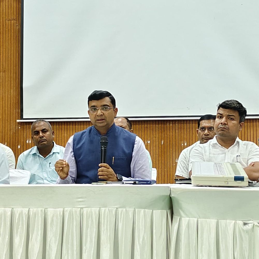 बिहार विधानसभा चुनाव को लेकर मास्टर ट्रेनर्स की ट्रेनिंग:ईवीएम, वीवीपैट की दी गई जानकारी; जिलाधिकारी बोले- निष्पक्ष चुनाव कराना हमारी जिम्मेदारी