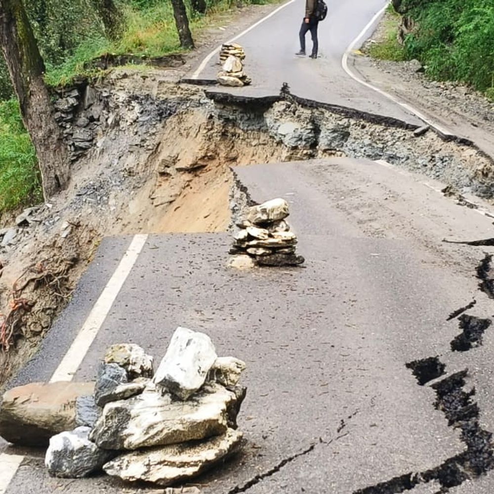 भरमौर में भूस्खलन, खड़ामुख-होली हाईवे बंद:  चंबा में 20 मीटर सड़क धंसी, आवाजाही ठप, दो दिनों से हो रही है लगातार बारिश – Bharmour News