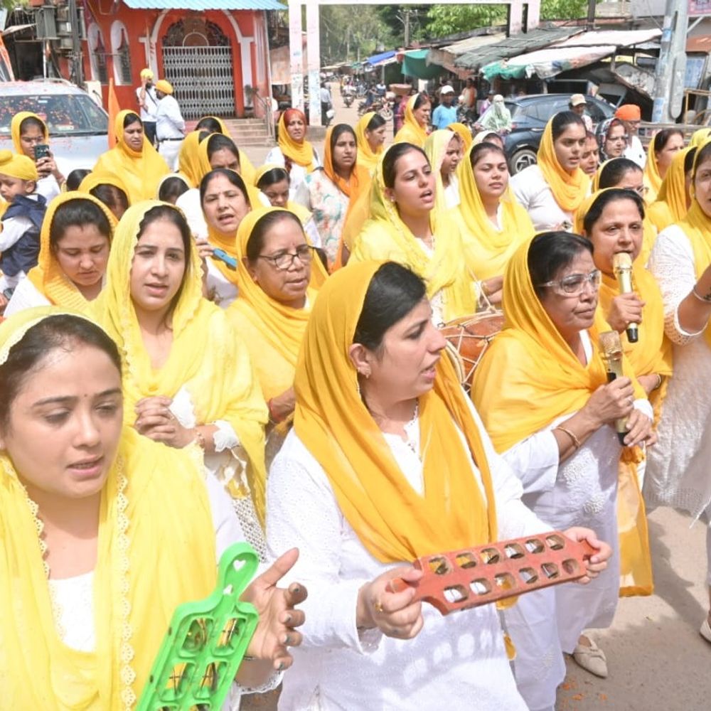 गुरु तेग बहादुर साहिब की 350वीं शहीदी शताब्दी:लोरमी पहुंची शहादत यात्रा, सिख समाज ने किया स्वागत; गुरु ग्रंथ साहिब के किए दर्शन