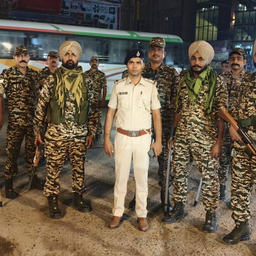 सहरसा में विधानसभा चुनाव को लेकर पुलिस-CRPF का फ्लैग मार्च:लोगों ने सुरक्षा बलों का किया स्वागत, SP बोले-विधानसभा चुनाव को शांति से संपन्न कराना लक्ष्य