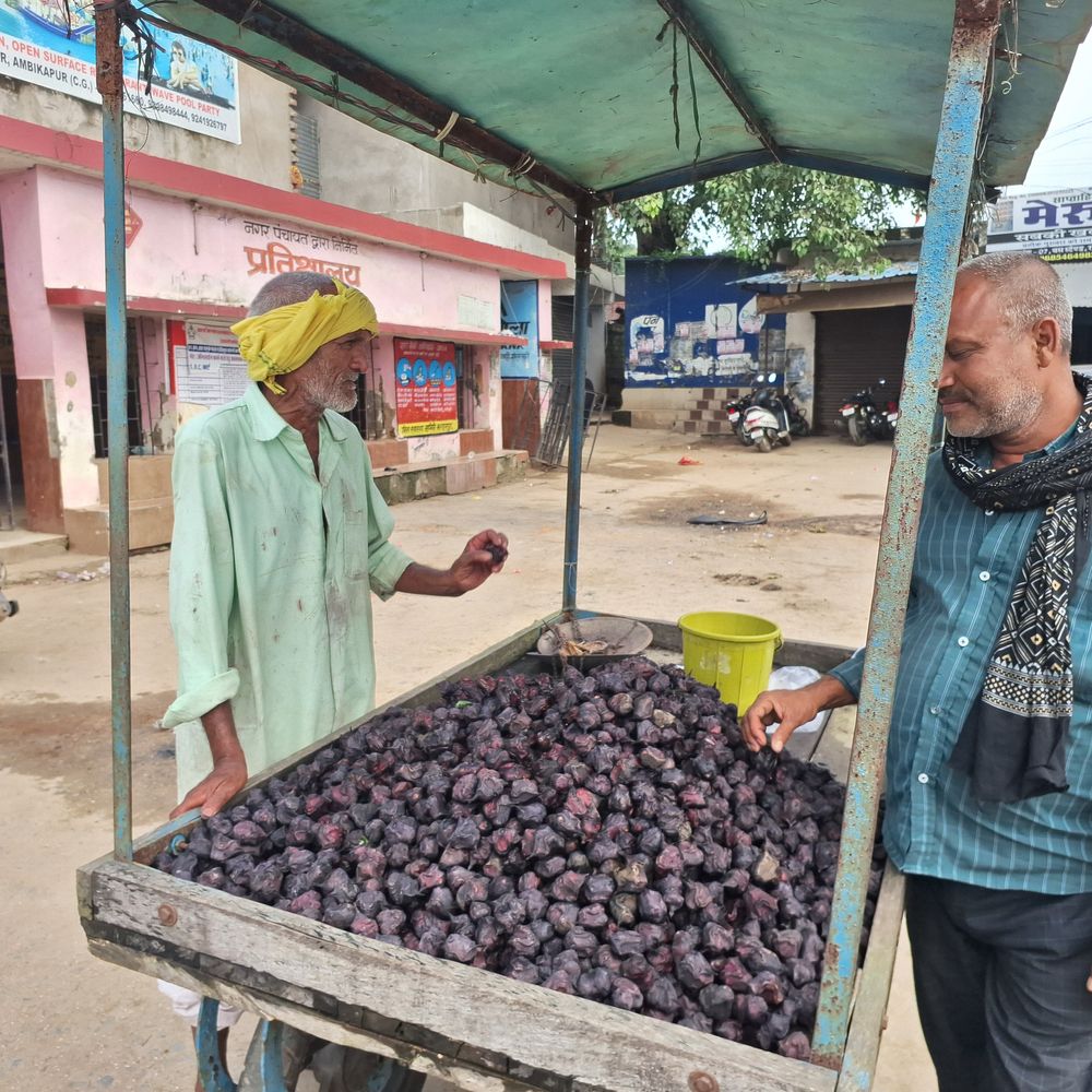 युवाओं के लिए प्रेरणा बने रामबचन सोनी:80 की उम्र..बुलंद आवाज में बेचते है सिंघाड़ा; बचपन से एक आंख दृष्टिहीन, फिर भी उत्साह कम नहीं