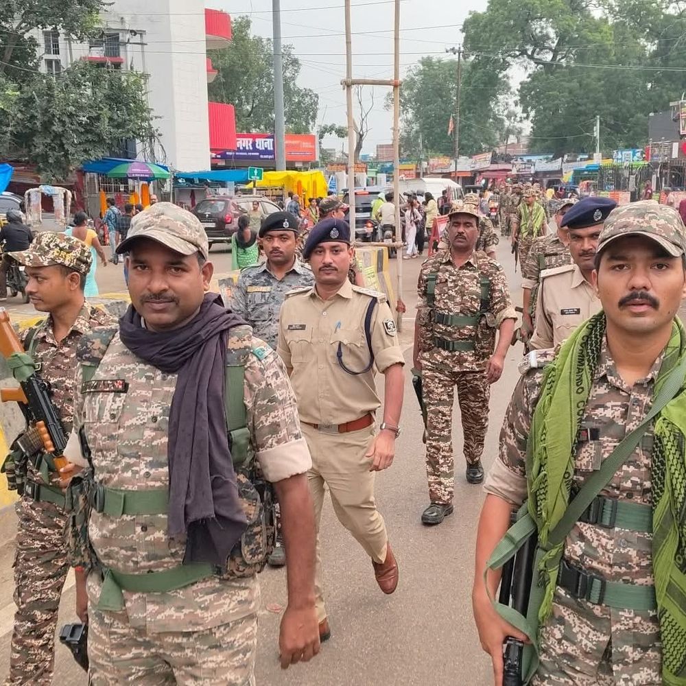 बक्सर में अर्द्धसैनिक बलों ने निकाला फ्लैग मार्च:DSP बाले-विधानसभा चुनाव को लेकर प्रशासन अलर्ट, संवेदनशील इलाकों में रखी जा रही निगरानी