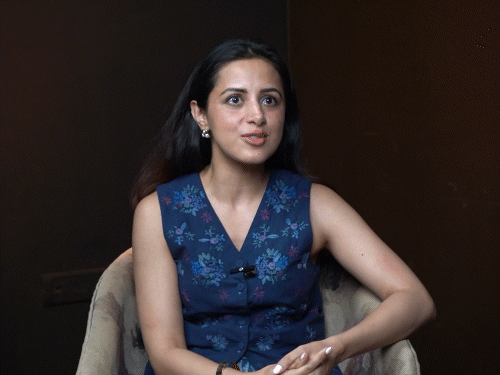 पत्रकार से एक्ट्रेस बनीं दीक्षा जुनेजा:पैसों के लिए एक्टिंग में आईं, ऋषि कपूर की फिल्म से डेब्यू, OTT के हर प्लेटफॉर्म पर अब इनका शो