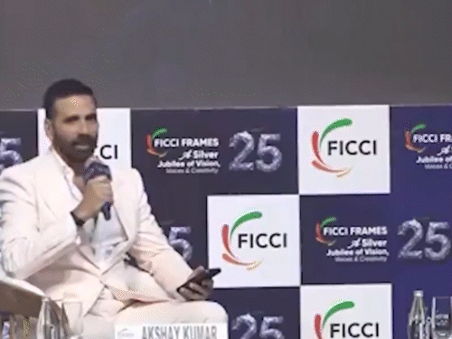 ‘आप संतरा कैसे खाते हैं?’:अक्षय कुमार ने CM देवेंद्र फडणवीस से पूछा मजेदार सवाल, मुख्यमंत्री ने भी दिया नागपुरी स्टाइल में जवाब